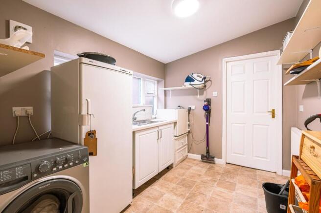 2 bransdale cres-9.jpg