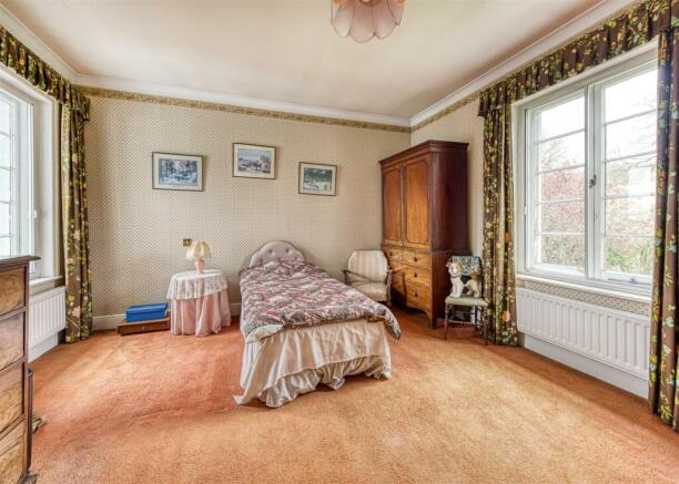 The Oaklands-bed2.jpg