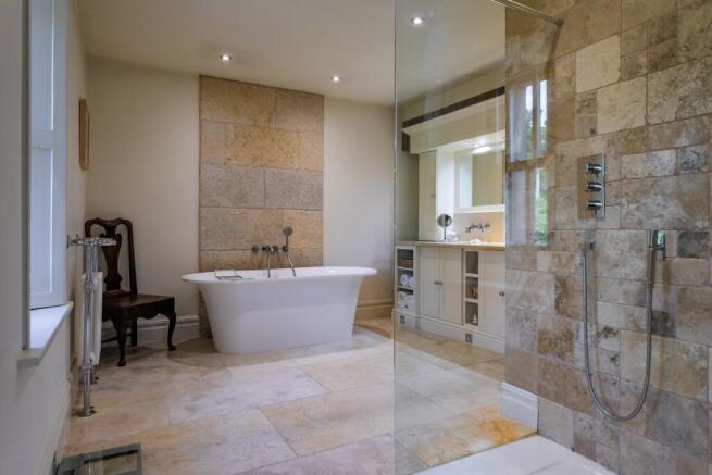 6 bed Detached for sale Image 11