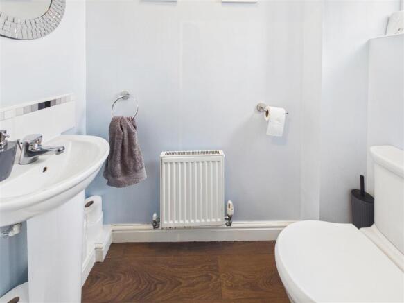 5 bed Detached for sale Image 11