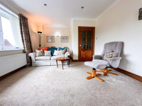 LOUNGE DINING ROOM