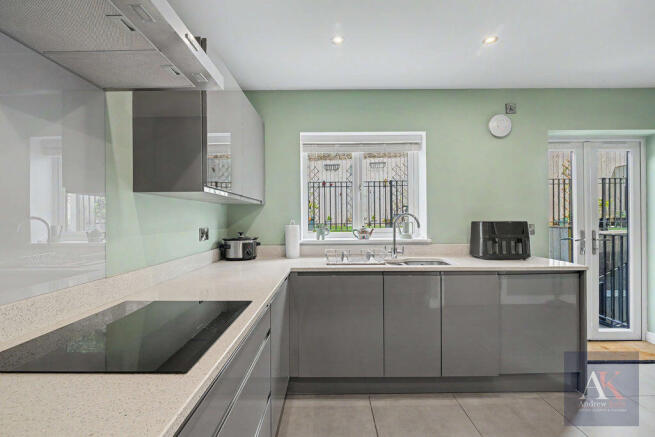 4 bed Semi-Detached for sale Image 4