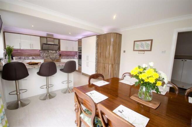 KITCHEN/DINING ROOM
