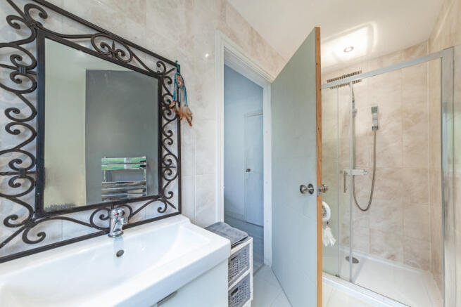 Bed 2 en suite b