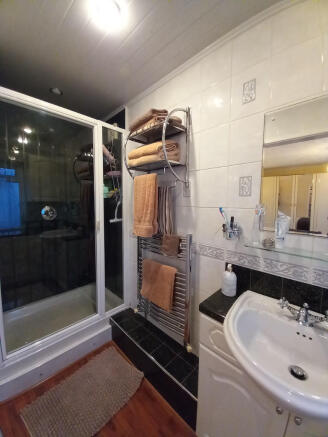 EN-SUITE SHOWER 