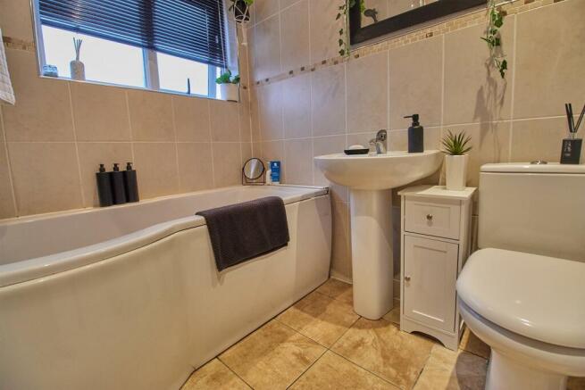 REFITTED BATHROOM TO REAR