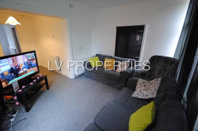 5 bed Semi-Detached to rent Image 6