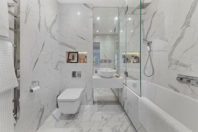 EN-SUITE BATHROOM