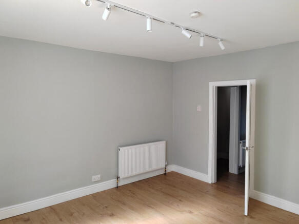 2 bed Semi-Detached to rent Image 4
