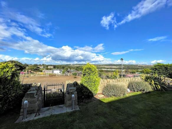 5 bed Link Detached House for sale Image 4