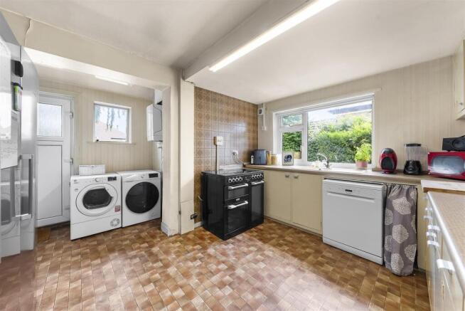4 bed Semi-Detached for sale Image 11