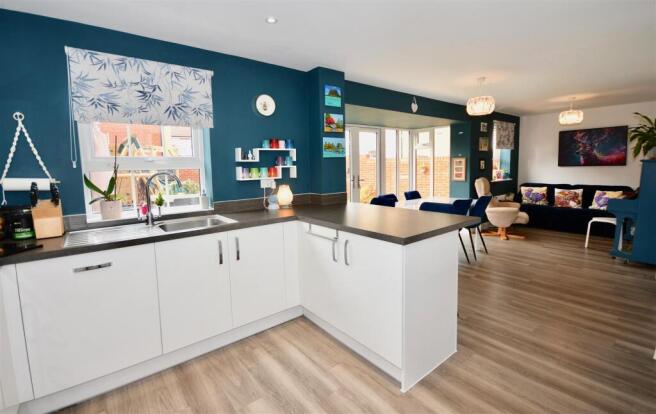 Kitchen/dining/family room