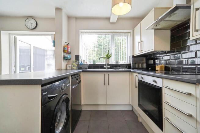 3 bed Semi-Detached for sale Image 4