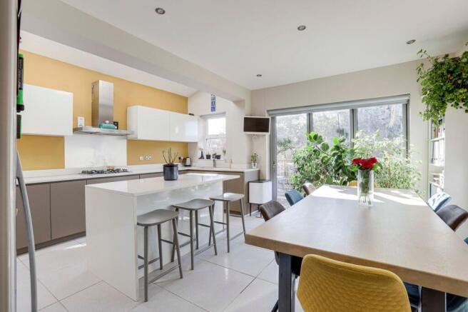 Breakfast Kitchen & Dining Area