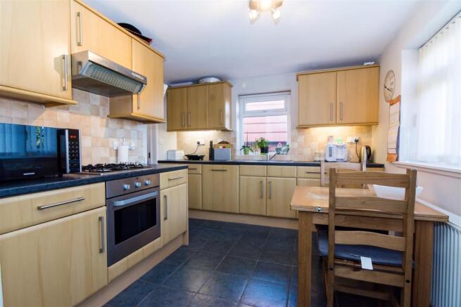 MODERN FITTED DINING KITCHEN