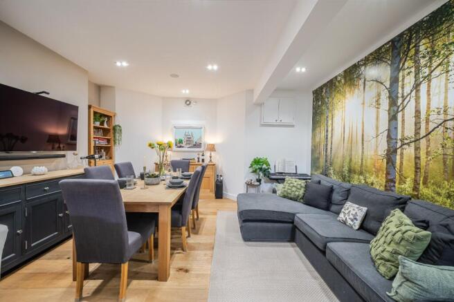 5 bed Terraced for sale Image 8