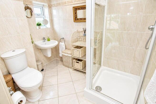 5 bed Detached for sale Image 8