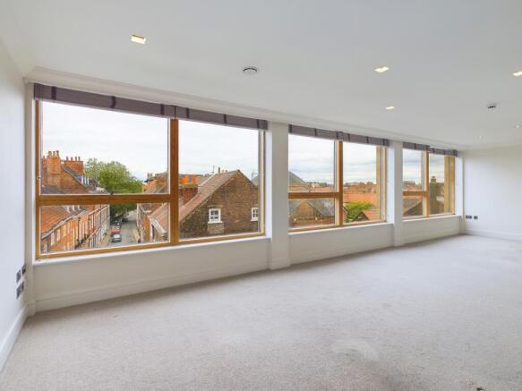 3 bed Apartment to rent Image 5