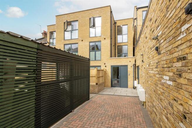 5-257 Putney Bridge Rd Ext.jpg