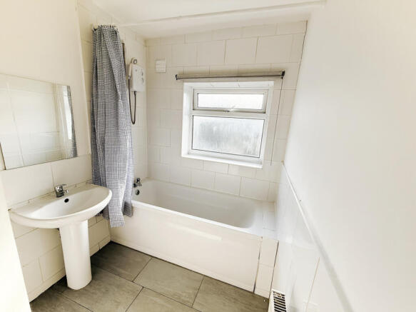 3 bed Semi-Detached to rent Image 12