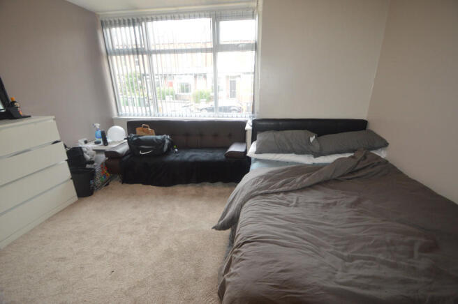 6 bed House to rent Image 11