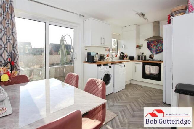 MODERN FITTED KITCHEN / DINER