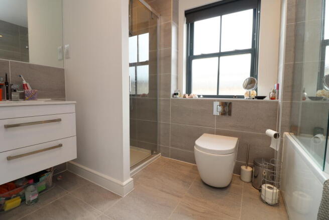 4-PIECE BATHROOM