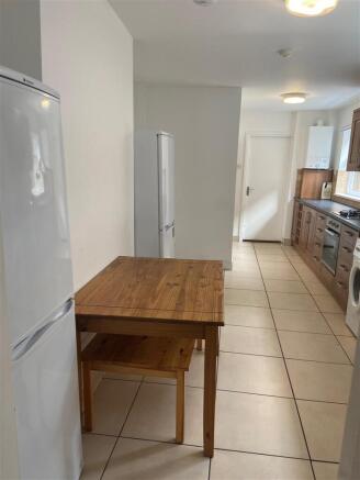 4 bed House Share to rent Image 4