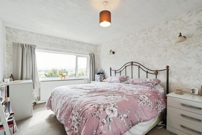 4 bed Detached for sale Image 8