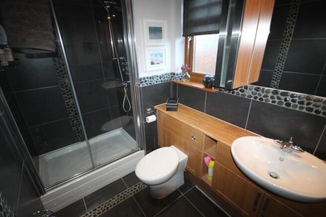 EN-SUITE SHOWER ROOM