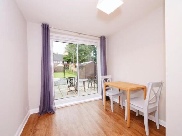 2 bed Terraced to rent Image 8