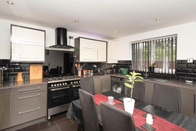 Kitchen/ Dining Room