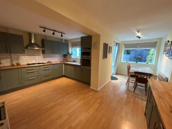 Kitchen 1.jpg