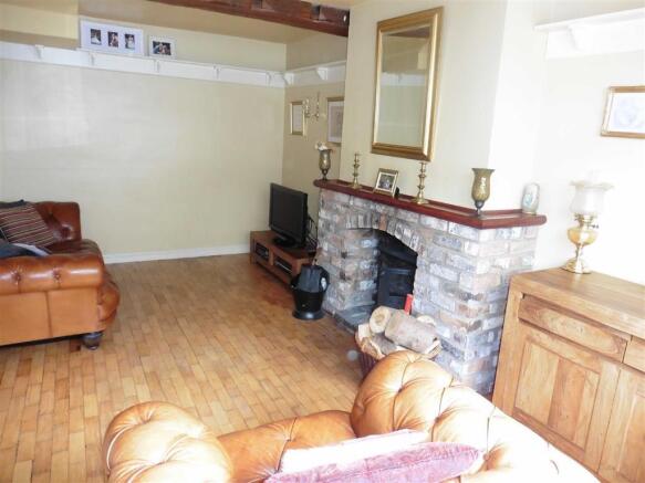 Spacious lounge (front)