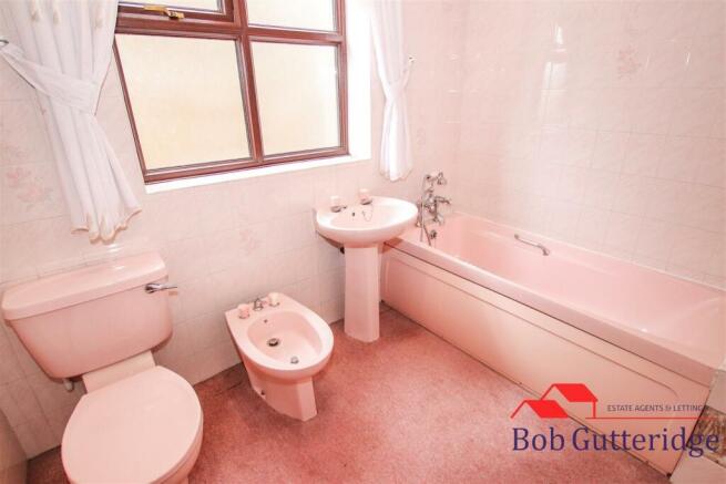 FIRST FLOOR BATHROOM