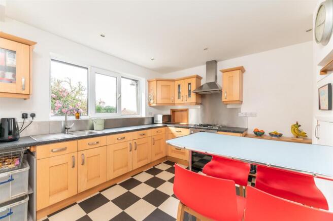 4 bed Detached for sale Image 7