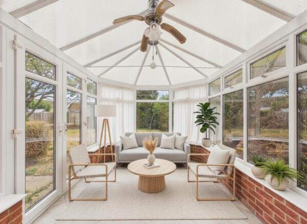 5 bed Detached for sale Image 8