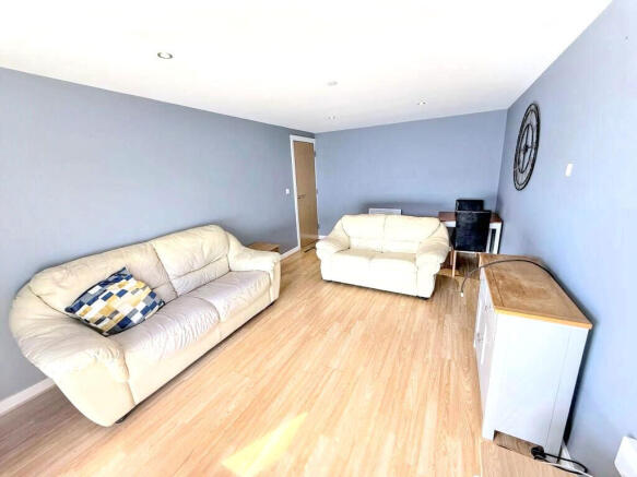 2 bed Flat for sale Image 8