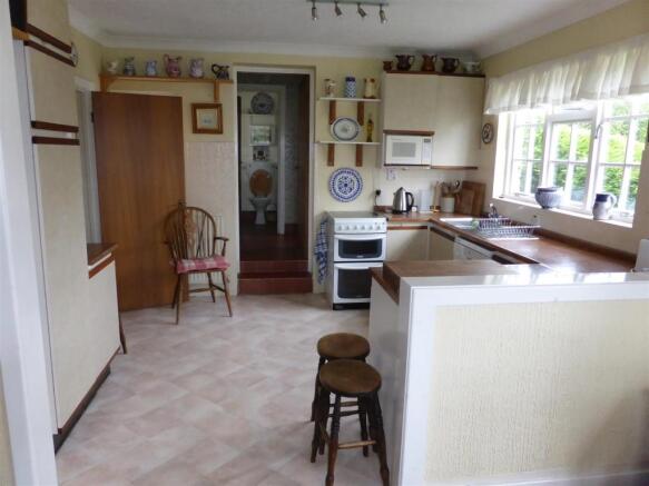 KITCHEN/DINING ROOM