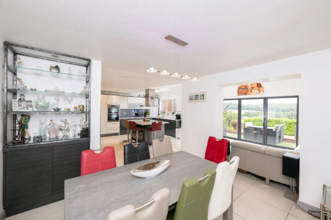 6 bed Detached for sale Image 7