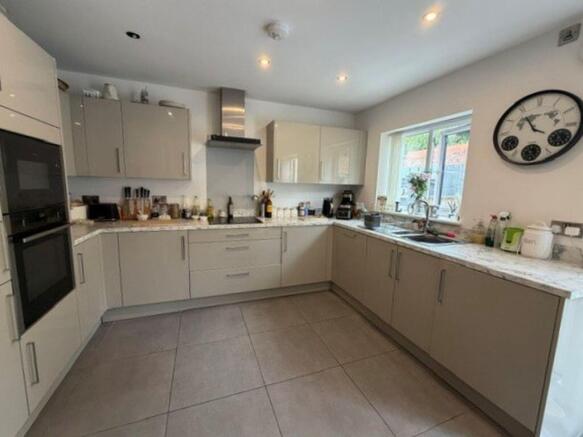 4 bed Semi-Detached for sale Image 8