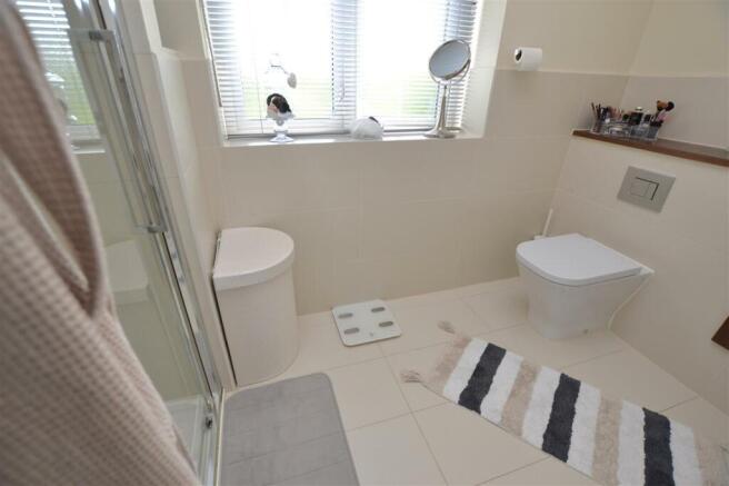 EN-SUITE SHOWER ROOM