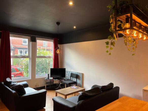 4 bed House to rent Image 5