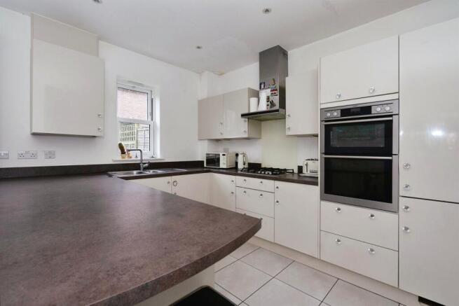 Wyvern Way, Burgess Hill photo 4