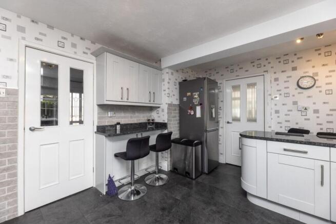 5 bed Detached for sale Image 5