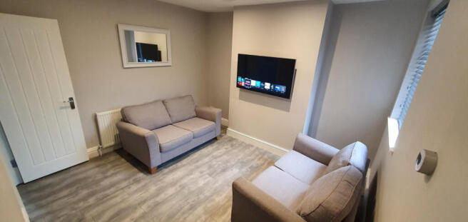 4 bed House to rent Image 5