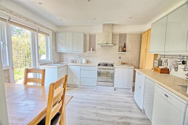 KITCHEN/BREAKFAST ROOM