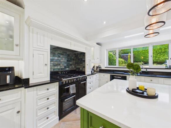 4 bed Detached for sale Image 12