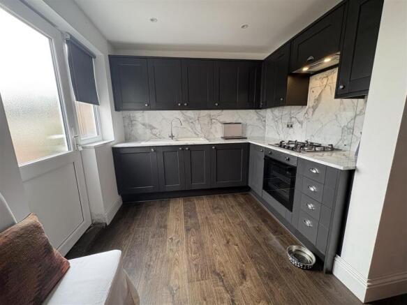2 bed Apartment to rent Image 6