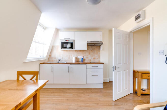 85ER8 - Flat 8 Elsham Rd W14-2.jpg